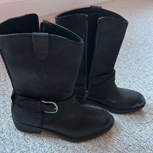 THIS IS A VERY expensive boots!! Reeza boots UGG black new size 8